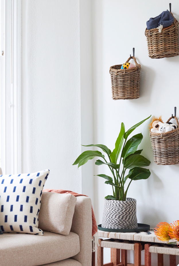 سلال القش على جدران غرف المعيشة