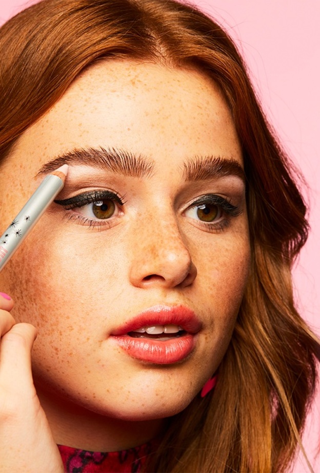 إطلالة حواجب مثالية من Benefit Cosmetics