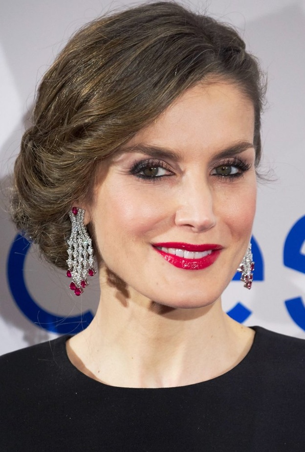  اطلالات ليتيزيا ملكة اسبانيا الجمالية مع الوان احمر الشفاه القوي