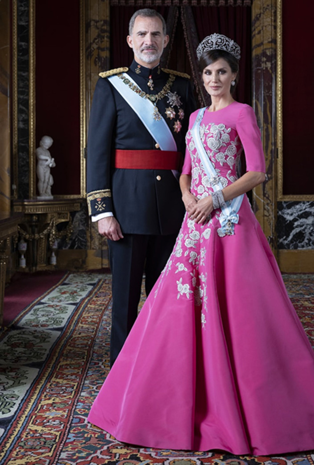 صور اجمل اطلالات ليتيزيا ملكة اسبانيا بمناسبة ذكرى زواجها من الامير فيليب