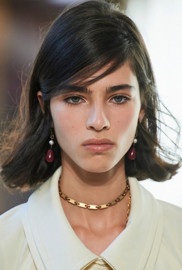 قصات شعر مميزة لصاحبات الوجه المستطيل مع الغرة الجانبية من دار Ports 1961