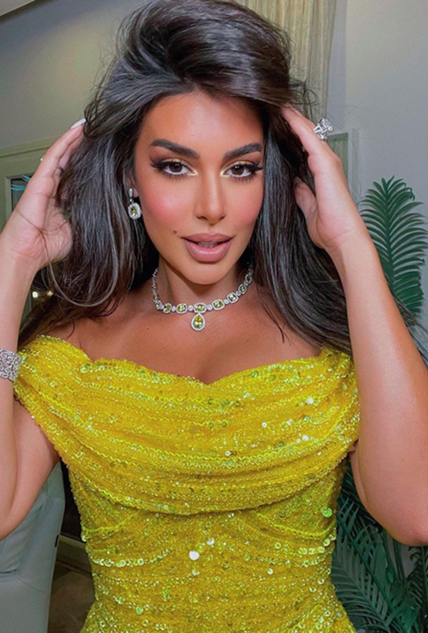 اطلالة فاخرة للنجمة ياسمين صبري بموضة الفستان الاصفر مكشوف الاكتاف