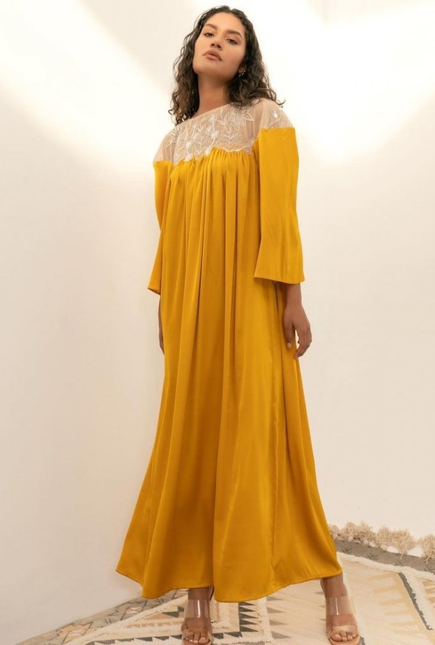 اللون الاصفر هو دائماً اجمل خيار لاطلالة مشرقة. هذه العباية هي من دار Endemage