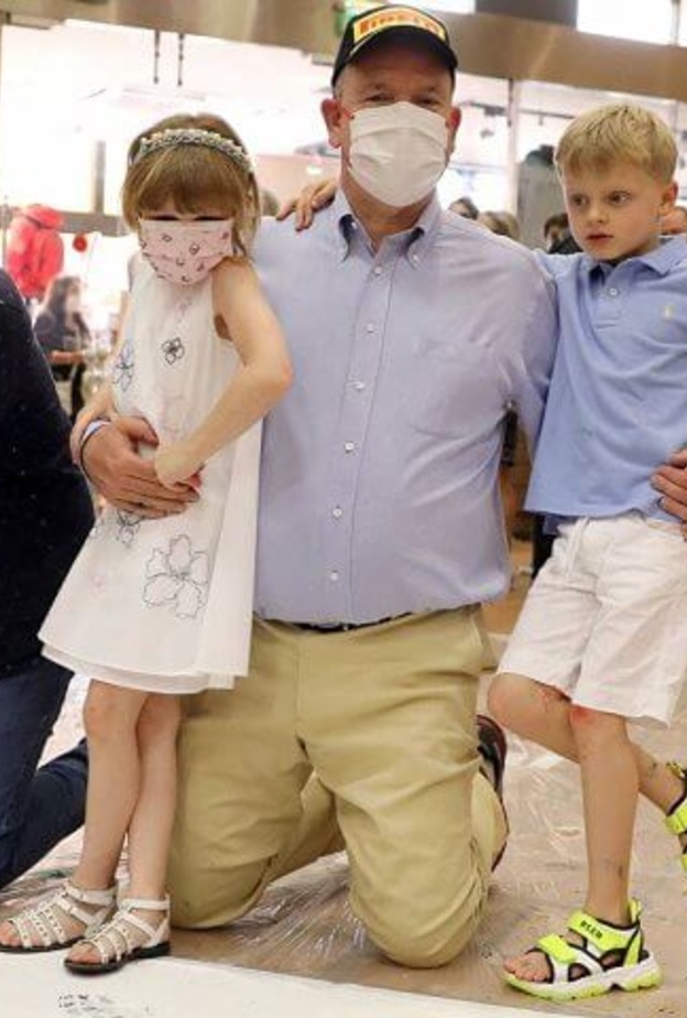 الأمير ألبرت وطفليه يزورون متحف موناكو للسيارات