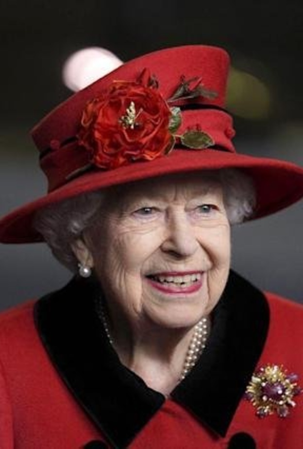 الملكة إليزابيث الثانية تقدم التحية للأمير فيليب ببروش Scarab brooch