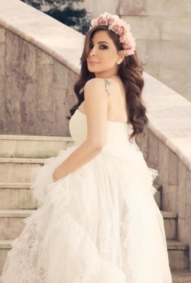  إليسا بإطلالة عرائسية بالفستان الابيض