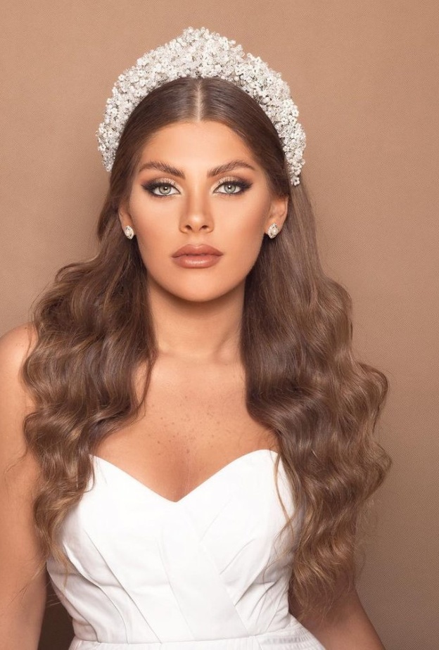 تسريحة شعر مفرود يزينها التاج