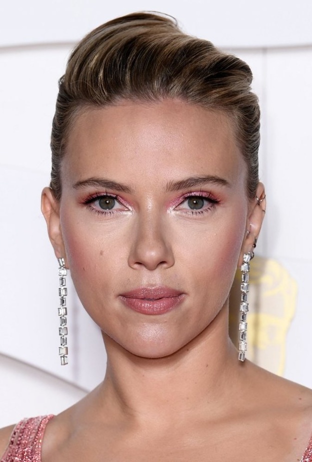 رسمات المكياج الزهري الفاتح بأسلوب Scarlett Johansson
