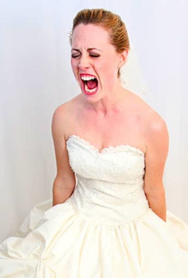 العروس تسببت في مقاطعة أسرتها لها