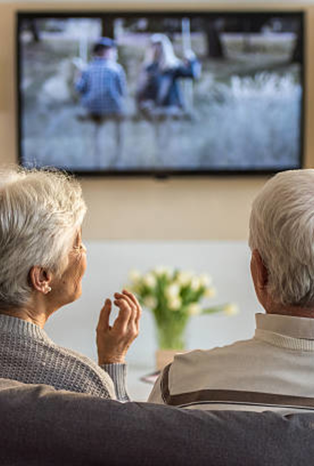  أضرار مشاهدة التلفزيون على صحة الدماغ لدى كبار السن
