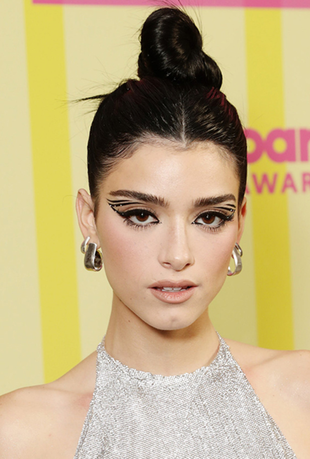 اطلالة Dixie D'Amelio الجمالية برسمات الايلاينر الهندسية والجريئة