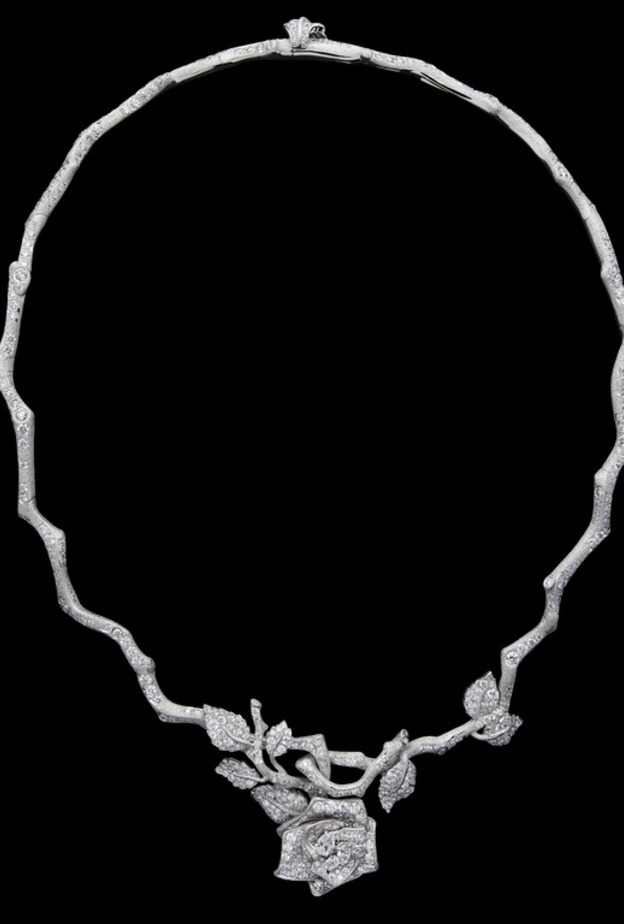  قلادة من ديور Dior