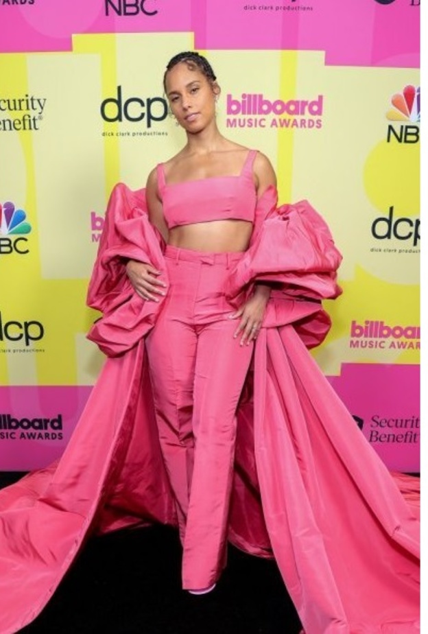 الكاب الطويل ميّز إطلالة المغنية Alicia Keys