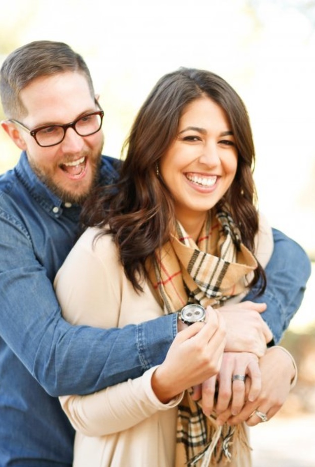 اذا كان يتهرب بسبب الخوف من فقدان حريته لاحقا فامنحيه مساحة خاصة به