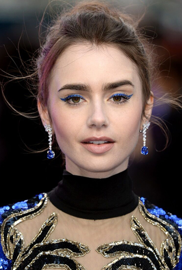 رسمات الايلاينر الملون لسهرات صيف 2021 من اطلالة Lily Collins