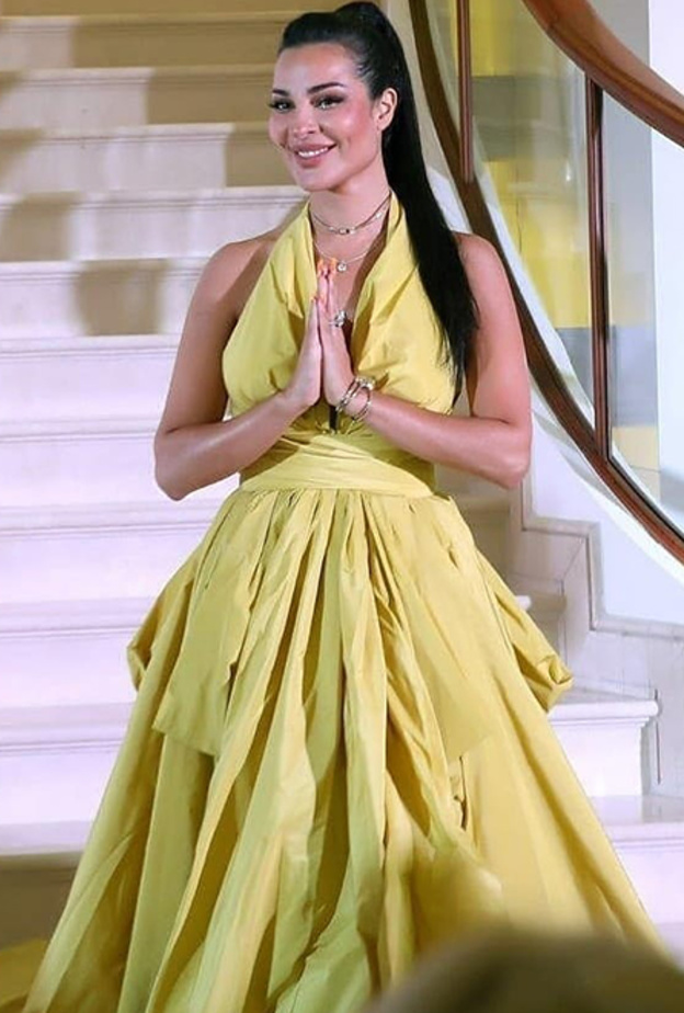 نادين نجيم بالفستان الأصفر المشرق والفاخر