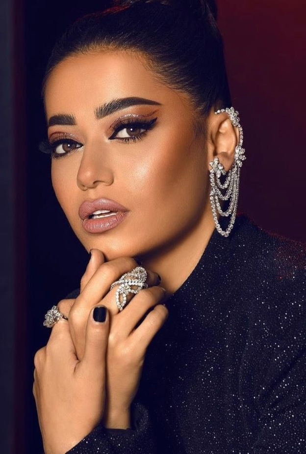 اطلالات رحمة رياض الجمالية بخطوط الايلاينر السوداء والهندسية