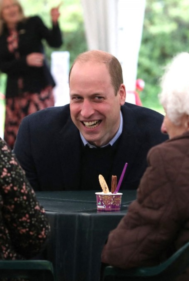 الأمير وليام يتناول الأيس كريم مع نزلاء دار مسنين