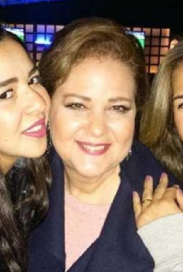 دلال عبد العزيز وابنتيها 