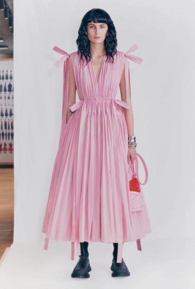 الإلهام والتصميم الجريء في مجموعة Alexander McQueen لما قبل خريف وشتاء 2021 