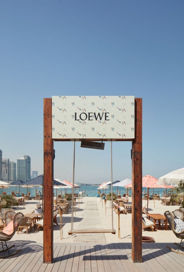 Loewe تطرح تشكيلة PAULA’S IBIZA 2021 في مطعم كوكو باي في نخلة جميرا بدبي