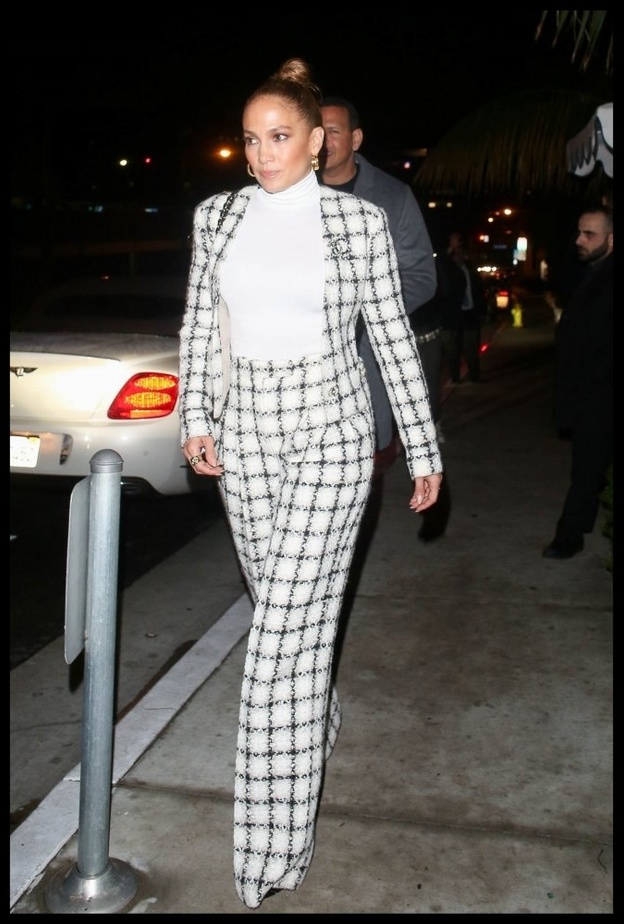 افكار مميزة لتنسيق البدلة الكلاسيكية مستوحاة من اطلالات جينيفر لوبيز