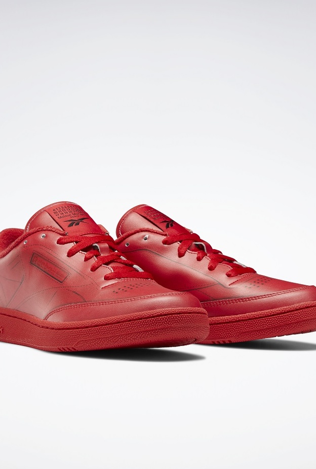 ريبوك تطلق ألوانًا جديدةً لموسم الصيف بالتعاون مع دار أزياء ميزون مارجيلا