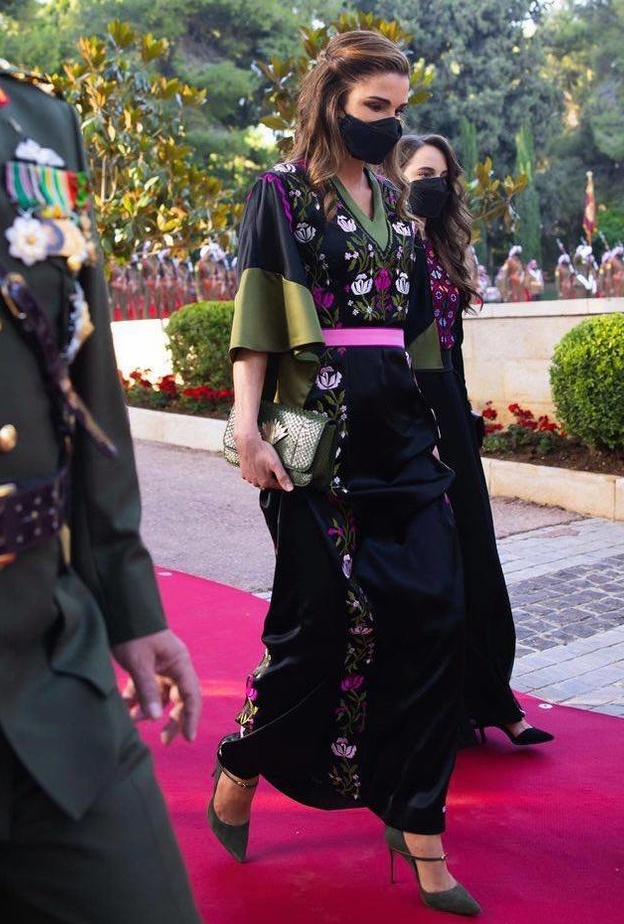 صور اطلالة الملكة رانيا تراثية وملفتة في العيد الـ 75 لاستقلال الأردن