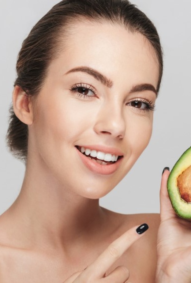  ماسك الافوكادو وماء الورد مناسب لنضارة جميع انواع البشرة