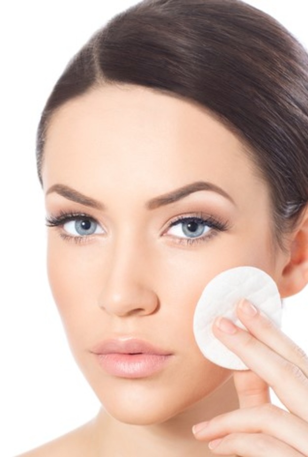 نصائح جمالية عند استخدام بياض البيض توصي بمسحه بالقطعة القطنية لتحقيق افضل النتائج