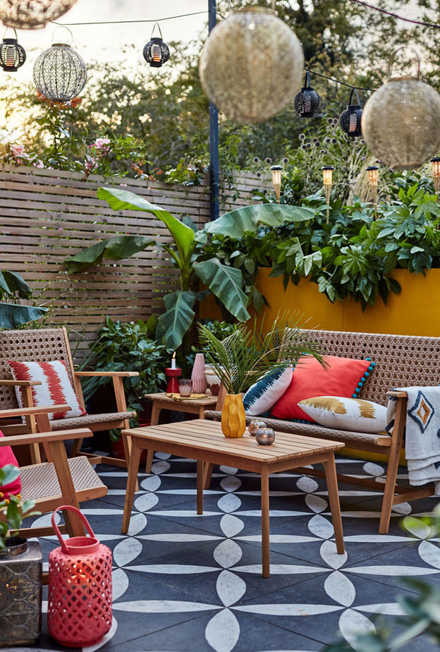 توزيع إنارة بسيطة تعطي الجلسات الخارجية أجواء رائعة في الليل