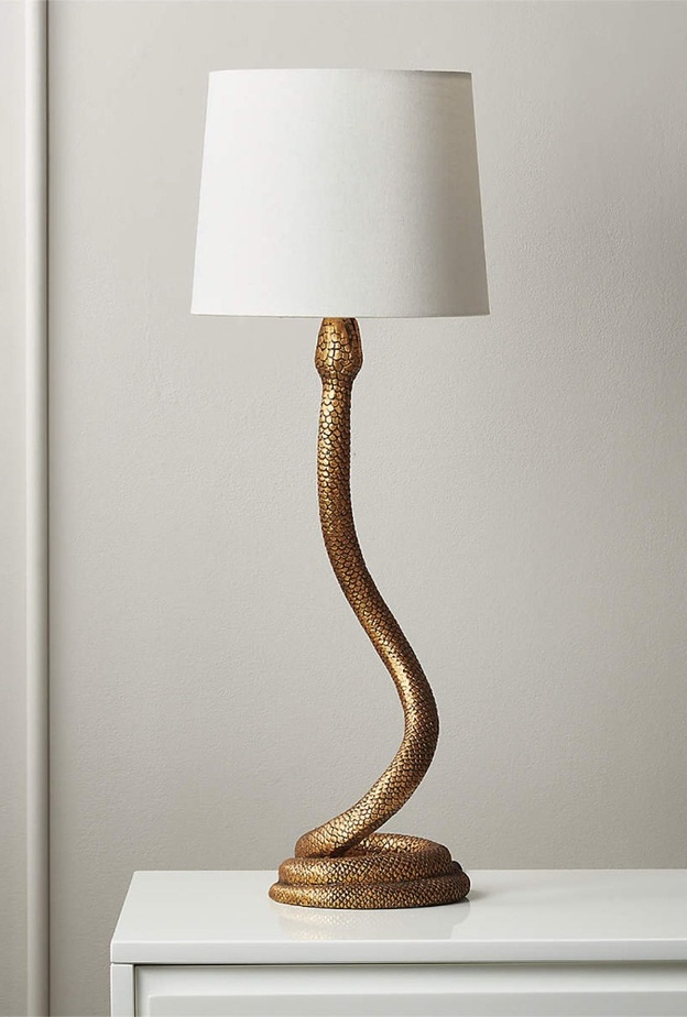  تصميم أنيق لمصباح جانبي يليق بغرف معيشة كلاسيكية