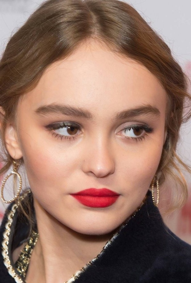  مكياج كلاسيكي عصري مع الروج الأحمر