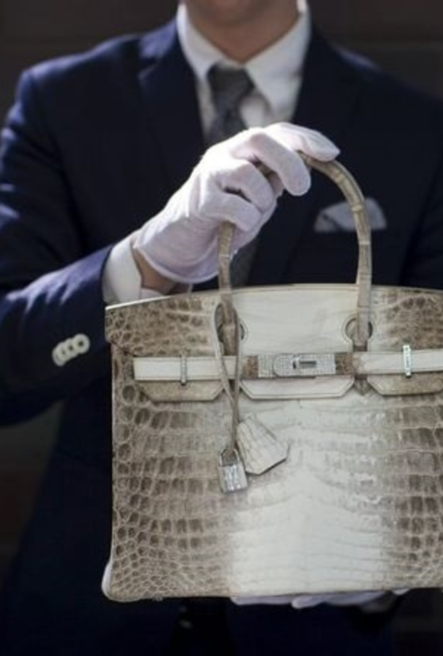 هذه الحقيبة على شكل قلب من دار Mouawad هي الأغلى في العالم وقد بلغ سعرها 3.8 مليون دولار أمريكي