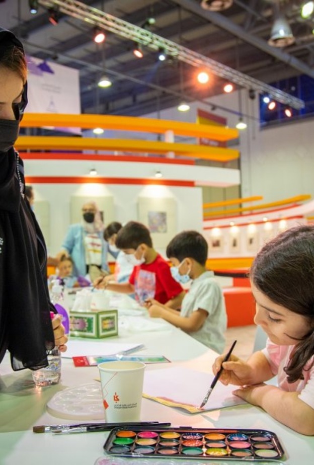 الفنانة إيمان الرئيسي تعلم صغار الشارقة القرائي للطفل 12 مهارات الرسم الحر