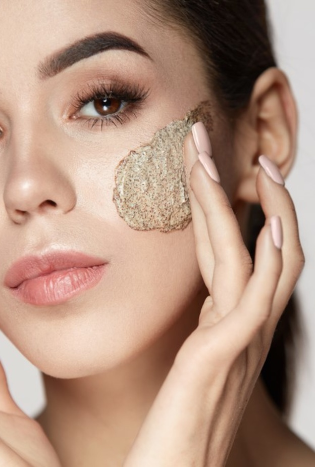 فوائد تقشير البشرة بالسكر البني في فصل الصيف