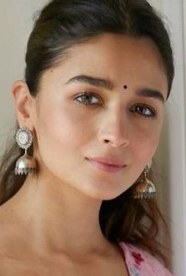 عليا بهات تشارك في حملة للتوعية بأهمية لقاح كورونا