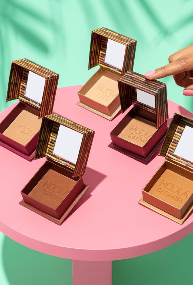 HOOLA GLOW بودرة برونزر براقة للوجه ذات الإصدار المحدود