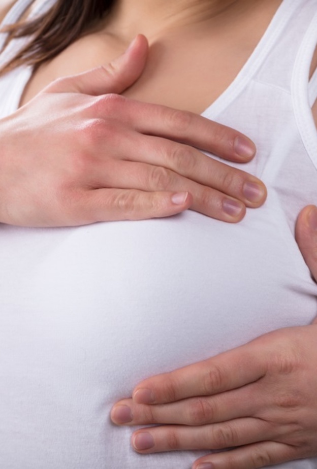 ما هي اعراض الشد العضلي في الثدي