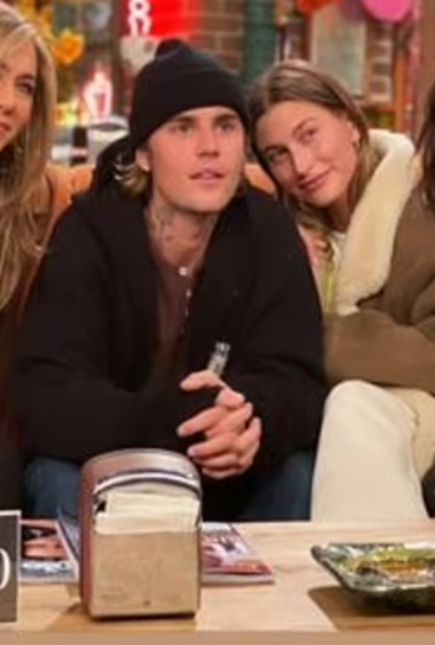 جاستن بيبر و هايلي وسط جينيفر و كورتني