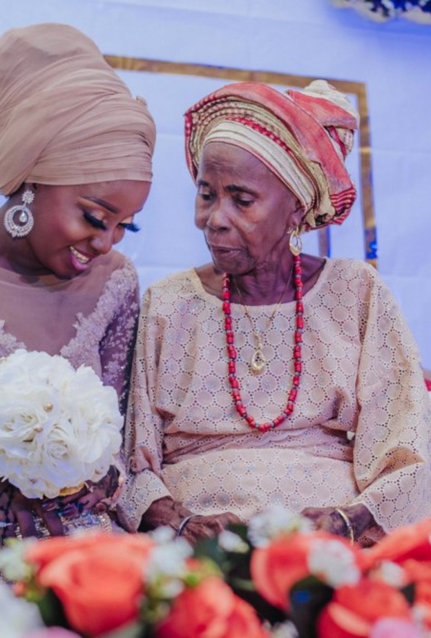  تلك اللحظة التي بكت فيها الجدة تأثرا في زفاف حفيدتها