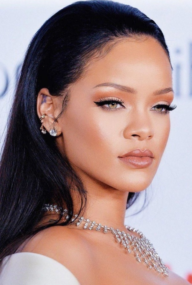 أجمل إطلالات مكياج جذابة للسمراوات مستوحاة من ريهانا