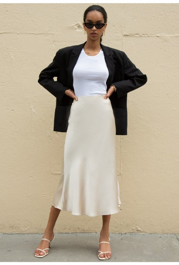 افكار تنسيقات ناعمة وشبابية للتنورة الحرير لاطلالات موسم صيف 2021