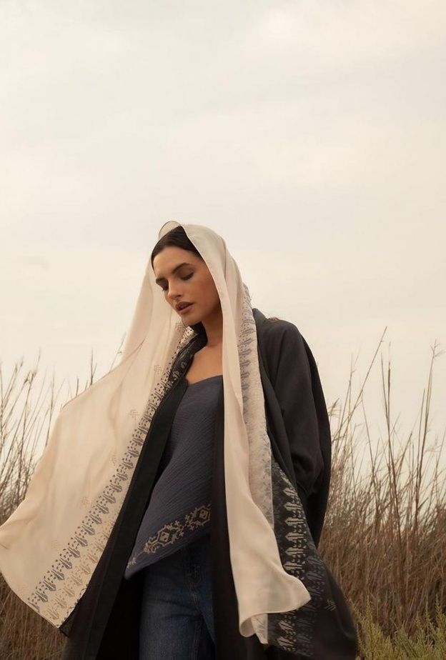  طرحة بيج من علامة MeddWear