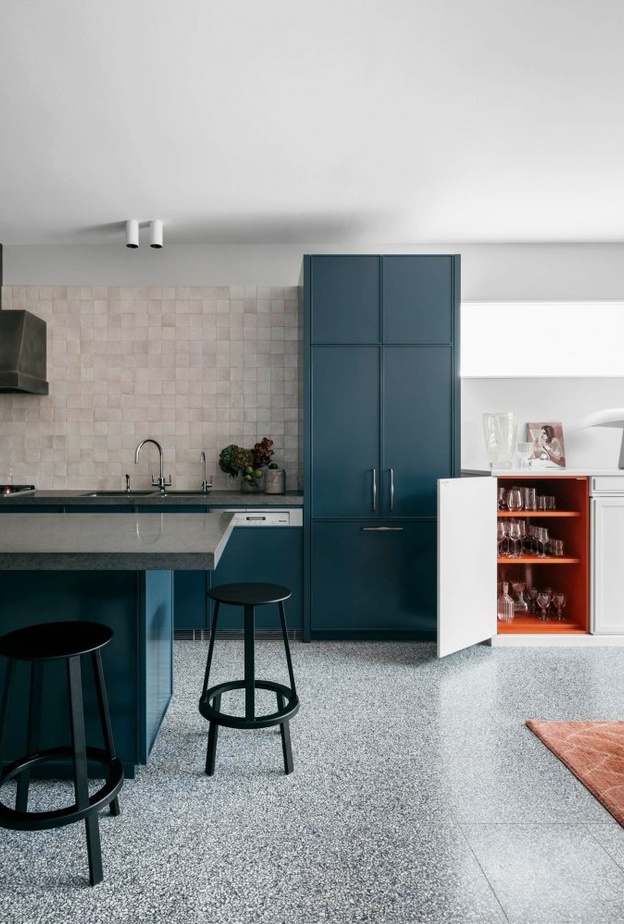 أزرق المحيطات في تصميم خزائن مطبخ بسيط وعصري