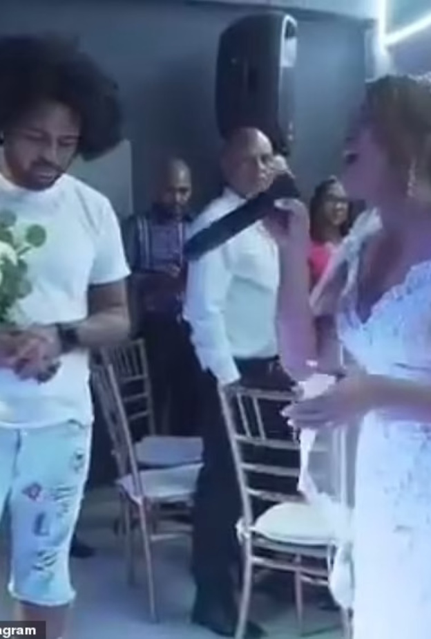  العروس ظهرت بكامل أناقتها على عكس العريس