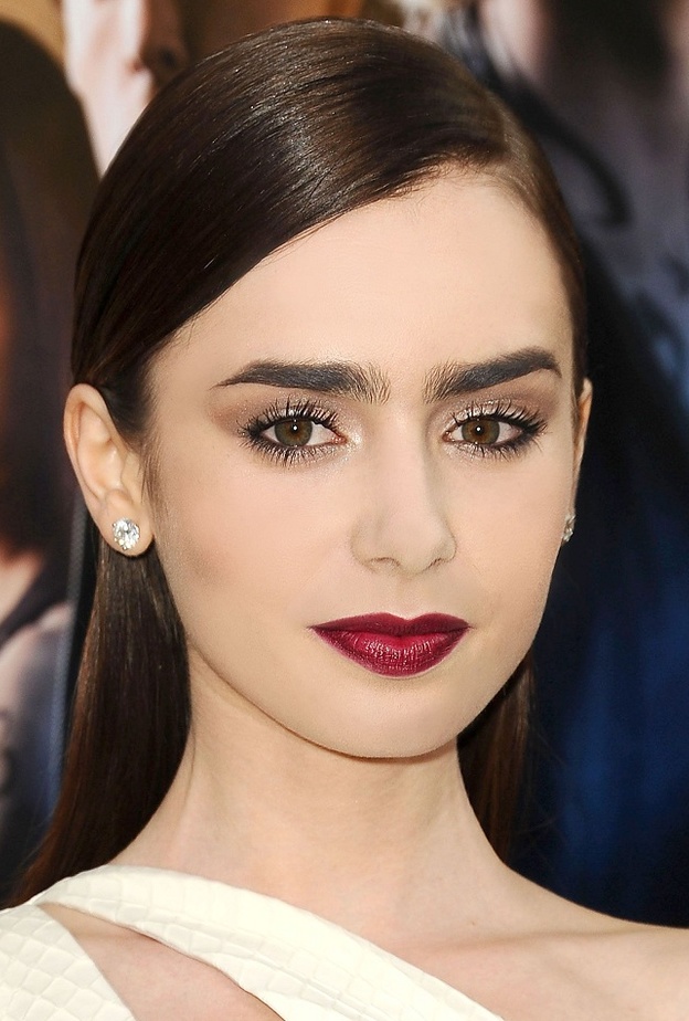  اجمل الوان احمر شفاه عنابي في صيف 2021 من Lily Collins