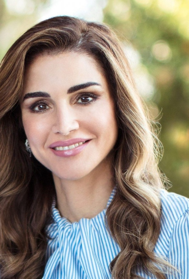 تسريحات شعر ويفي مع الغرة المالسة من وحي الملكة رانيا