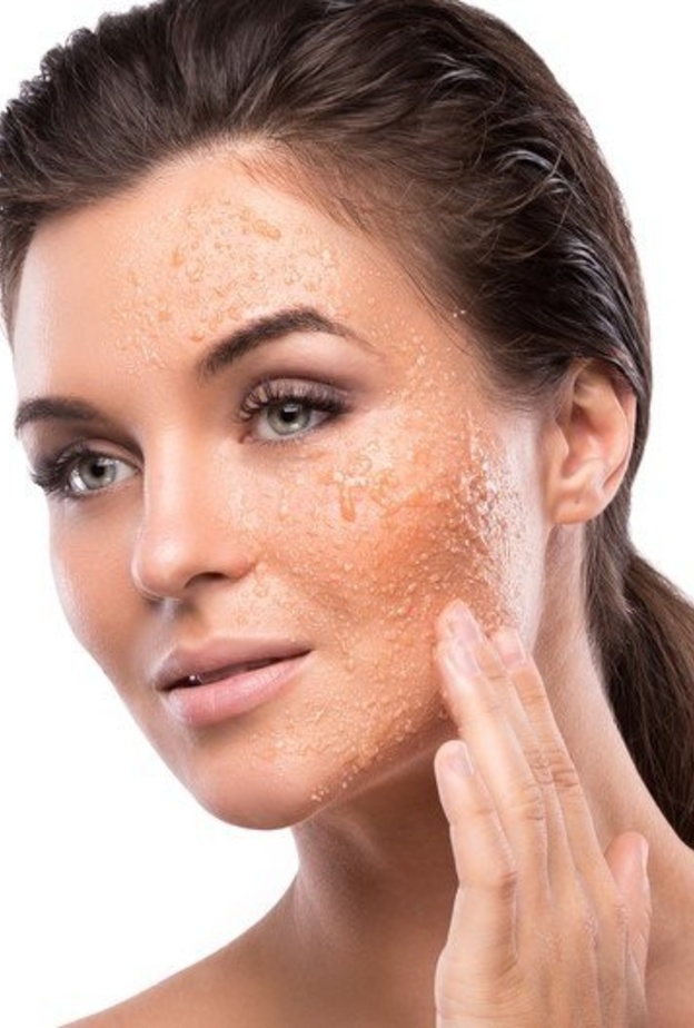  طريقة تقشير البشرة الدهنية بالسكر