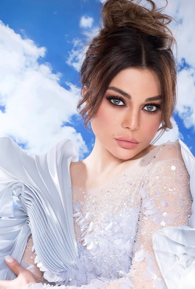 تسريحات شعر للعروس 2021 مع الكعكة العالية بأسلوب هيفاء وهبي